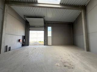 <p>Nieuwbouw KMO-unit te koop in Kampenhout, met een gelijkvloerse oppervlakte van 216 m² en een verdieping van 71 m². Oplevering voorzien in augustus 2026.</p>
<p>Strategisch gelegen langs de Mechelsesteenweg (N26), met een vlotte verbinding naar de E19 en E40 richting Brussel, Antwerpen en Gent — wat zorgt voor uitstekende bereikbaarheid én zichtbaarheid.</p>
<p>De unit biedt een kwalitatieve opslagruimte met een vrije hoogte van ca. 6 m, toegankelijk via een automatische sectionaalpoort (4 x 4,2 m) en een aparte inkomdeur. Voorzien van een gepolierde en gewapende betonvloer (2.500 kg/m²), lichtstraten met rookluik, een geïsoleerd dak en een regenwaterput (5.000 L).</p>
<p>Gelegen in Business Park Overdevaert te Kampenhout, met camerabewaking, LED-verlichting en branddetectie. Inclusief 2 privatieve parkeerplaatsen en de mogelijkheid tot laadpalen.</p>
<p>Contacteer Structura.biz voor bijkomende informatie en/of een bezoek — 02/462.32.00!</p>