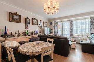 Ontdek dit lichtrijk en goed onderhouden appartement op de vierde verdieping van de Residentie Hilario te Oostende. Dit instapklare appartement geniet van een absolute toplocatie in het hart van het stadscentrum, met de zeedijk, het strand en alle nodige voorzieningen op wandelafstand.Indeling:- inkomhal voorzien van vestiairekast- leefruimte- keuken uitgerust met gasfornuis en spoeltafel- badkamer voorzien van een ligbad met douchescherm, badkamermeubel met dubbele lavabo, spiegelkast en aansluiting voor een wasmachine.- slaapkamer 1 (11m²) met toegang tot het terras- slaapkamer 2 ( 11m²)- terras (5m²)- berging- afzonderlijk toiletPluspunten:- centrale ligging in het hartje van de stad- vlakbij het strand- terras (5m²)- goed onderhouden residentie- privatieve kelderbergingDit appartement is uiterst geschikt als vaste woonst of tweede verblijf, maar vormt door de trouwe huurders die er al 12 jaar wonen vooral een unieke kans voor investeerders. Bent u op zoek naar een centraal gelegen appartement te koop te Oostende? Contacteer ons voor een bezoek ter plaatse!Bestuursmaatregelen in het maatregelenregister: nee