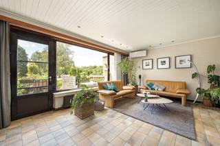 <p><span>Vous recherchez un bel-etage prêt à être emménagé avec jardin dans un emplacement de choix à proximité du Rivierenhof ? Cette maison bien entretenue allie espace, lumière et confort à un agencement pratique. Avec un garage intérieur, un espace de vie agréable, plusieurs espaces extérieurs et trois chambres à coucher spacieuses, vous avez tout ce qu'il vous faut pour vivre sans soucis. <br /><br /></span></p><p><span>Espace de vie & cuisine<br />Au</span><span> premier étage se trouve l'espace de vie ouvert, où de grandes fenêtres offrent une connexion agréable avec la terrasse et le jardin. Le coin salon et la salle à manger se fondent harmonieusement l'un dans l'autre et forment ensemble un espace de vie agréable où vous aimerez passer du temps. La cuisine adjacente, d'un blanc pur et meublée de façon pratique, s'intègre parfaitement dans la vie quotidienne.</span></p><p><span><br />Terrasse & jardin facile d'entretien<br />L'</span><span>extérieur est ici un atout absolu. De la salle de séjour, on accède directement à la terrasse, idéale pour le petit-déjeuner ou un apéritif au soleil. Le jardin est verdoyant et orienté sud-ouest —, une combinaison rare dans ce quartier recherché. Grâce aux différents espaces extérieurs, vous pouvez profiter du calme et de l'ouverture à tout moment de la journée.</span></p><p><span><br />Salle de bain, salle de bain & espaces pratiques<br />La</span><span> maison dispose de 3 chambres à coucher de taille normale avec une disposition logique et beaucoup de lumière naturelle. Toutes les chambres ont des volets et il y a même l'air conditionné dans la chambre principale. La salle de bains a été récemment rénovée et pratique, avec un accent mis sur le confort et la commodité. En outre, une buanderie séparée, des espaces de rangement supplémentaires et un garage garantissent une vie quotidienne particulièrement fluide et organisée.</span></p><p>#<span>Cette</span><span> propriété est située dans l'un des quartiers résidentiels les plus recherchés de la périphérie d'Anvers, apprécié pour son caractère verdoyant et son atmosphère détendue. Le Rivierenhof se trouve à une courte distance et constitue un endroit merveilleux pour se promener, faire du sport ou profiter du plein air avec les enfants. Le Bar Stark et le Bar Leon se trouvent à proximité et sont connus pour être des lieux de rencontre branchés et accessibles où les habitants du quartier se retrouvent pour prendre un café, un déjeuner ou une boisson relaxante, et où les enfants se sentent également les bienvenus. Pour ceux qui aiment combiner verdure et terrasse, Ter Rivierenhof et Kasteel Rivierenhof sont également situés en bordure du parc. Grâce aux liaisons faciles avec le centre d'Anvers, Zurenborg et le Zuid, vous pouvez ici combiner sans problème une vie tranquille avec le confort et le dynamisme de la ville.</span></p><p><span> </span></p>