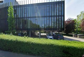 <strong>Moderne kantoorruimte van 175 m² met 6 parkeerplaatsen te huur in Kortrijk.</strong><br />Gelegen in de Dumoulinstraat 1, net buiten het stadscentrum en met directe verbinding naar R8, E17 en E403. Het kantoor biedt een flexibele indeling, veel lichtinval en alle nodige voorzieningen, inclusief kitchenette en sanitair. Dankzij de 6 privatieve parkeerplaatsen is dit een uiterst bereikbare en comfortabele werkplek voor uw onderneming.