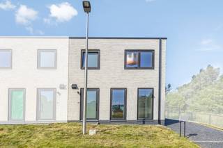 Bent u op zoek naar een recente, energiezuinige woning op een rustige locatie in Houthalen? Dan is deze prachtige BEN-woning zeker een bezoek waard.De woning bevindt zich op een perceel van 253 m² en biedt een bewoonbare oppervlakte van 126 m² volgens het EPC. Dankzij het uitzonderlijke EPC-label van slechts -8 kWh/m² geniet u van een uiterst energiezuinige woning met een minimaal energieverbruik en maximaal wooncomfort.Bij aankomst valt meteen de verzorgde uitstraling op, met een aangelegde oprit en een mooi terras waar u in alle rust kunt genieten van het buitenleven. Binnen vindt u een lichtrijke leefruimte met een praktische indeling, ideaal voor het dagelijkse gezinsleven.Op de verdieping beschikt de woning over drie volwaardige slaapkamers, waardoor er voldoende ruimte is voor een gezin, een thuiswerkplek of hobbykamer. De moderne afwerking en het recente bouwjaar zorgen ervoor dat u zonder zorgen onmiddellijk kunt intrekken.De rustige ligging biedt een aangename woonomgeving, terwijl winkels, scholen, openbaar vervoer en belangrijke verbindingswegen vlot bereikbaar zijn.Kortom, een instapklare BEN-woning die duurzaamheid, comfort en een uitstekende ligging perfect combineert. Contacteer ons vandaag nog voor een bezoek en ontdek zelf de troeven van deze energiezuinige woning.De eigendom wordt aangeboden via de Power-sale formule. Van 30/06/2026 om 09:00 tot 20/07/2026 om 17:00 kan u de woning op afspraak komen bezichtigen en een bod uitbrengen. De vermelde prijs is een instelprijs. Voor meer info, gelieve contact op te nemen met de dossierverantwoordelijke.Bestuursmaatregelen in het maatregelenregister: nee