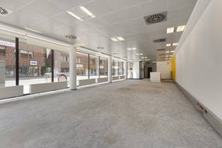 Dit volledig instapklare kantoorgebouw is gelegen langs de Sint-Michielsstraat, een belangrijke invalsweg naar het centrum van Roeselare. Het...