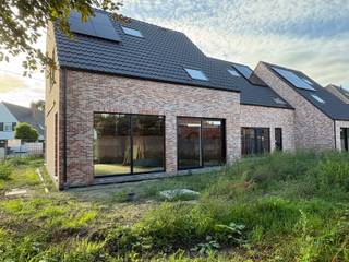 Deze woningen kunnen aangekocht worden aan 6% BTW als enige eigen woning of voor 15 jaar verhuur.<br /><br />Binnenkort uw nieuwe energiezuinige thuis in een rustige straat in Maldegem maken? Mis deze kans niet! OPLEVERING EIND 2026/BEGIN 2027!<br />Van deze 3 nieuwbouwwoningen wordt binnenkort gestart met de binnenafwerking. Hierbij kiest u volledig zelf nog de keuken, badkamer, vloeren, binnendeuren, …<br /><br />De woningen zijn bijzonder degelik opgebouwd met betonnen tussenverdieping én 2 betonnen trappen. Ze scoren zeer goed qua energiezuinigheid dankzij de WARMTEPOMPEN met vloerverwarming, ZONNEPANELEN, superisolerende beglazing, vloer- muur- en dakisolatie, ventilatie type D,… Daarnaast zijn 2 regenwaterputten van elk 7500L voorzien.<br /><br />De woningen zijn gelegen vlakbij centrum Maldegem. Daarnaast is er een vlotte verbinding met Antwerpen via de N49 en met het binnenland via de E40 te Aalter.<br /><br />Contacteer Bonne Vastgoed 7 op 7 voor meer info via 0468/104040 of info@bonnevastgoed.be