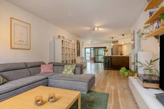 Deze ruime bel-etagewoning bevindt zich in het hart van Retie, op een steenworp afstand van de kerk, supermarkten, het openbaar vervoer en het levendige centrum.<br /><br />De woning staat op een mooi perceel van 331 m² en is bijzonder praktisch ingedeeld. <br />Indeling van de woning:<br /><br />Gelijkvloers &amp; Kelder: Via de inkomhal, waar zich ook een aparte wasplaats bevindt, betreedt u de woning. U beschikt over een uiterst ruime inpandige garage met plaats voor twee wagens, extra opbergruimte én directe toegang tot het terras en de tuin. Daarnaast is er ondergronds een kelder aanwezig die zorgt voor meer dan voldoende stockageruimte.<br /><br />Eerste verdieping: Hier bevindt zich een lichtrijke woonkamer die naadloos overgaat in de open, volledig ingerichte keuken (voorzien van een gaskookplaat). De leefruimte leent zich perfect voor gezellig wonen en vloeit sfeervol over in een lichte veranda. Vanuit de veranda — en via het lagergelegen terras — heeft u directe toegang tot de tuin. Zo is een aangenaam contact tussen binnen en buiten het hele jaar door gegarandeerd. Op deze verdieping is ook een apart gastentoilet aanwezig.<br /><br />Tweede verdieping: U vindt hier twee volwaardige slaapkamers. De achtergelegen slaapkamer biedt bovendien toegang tot een eigen, gezellig terras. Verder bevindt zich op deze verdieping een moderne badkamer, stijlvol uitgerust met een inloopdouche, toilet en een strak badkamermeubel.<br /><br />Zolder: De woning beschikt tot slot over een praktische, geïsoleerde bergzolder voor extra opslagruimte.<br /><br />Technische kenmerken &amp; Energie:<br /><br />EPC: Label A (86 kWh/m² jaar) – Zeer energiezuinig!<br /><br />Verwarming &amp; Klimaat: Verwarming via radiatoren op aardgas. De veranda is tevens voorzien van airconditioning (voor zowel koelen als warmen).<br /><br />Groene stroom: Volledig klaar voor de toekomst dankzij 18 m² zonnepanelen en een thuisbatterij met een opslagcapaciteit van 10 kWh.<br /><br />Kortom: Een ideale, instapklare woning met alle voorzieningen in het centrum van Retie, met als absolute kers op de taart de mogelijkheid om het buurpand erbij te betrekken voor een zorgwoning-concept.