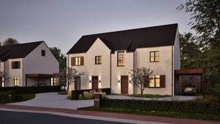 Vier energiezuinige pastorijwoningen – 6% btw op grond en constructie<br /><br />In de Gestelstraat, ter hoogte van huisnummer 16/18, worden vier ruime en stijlvolle pastorijwoningen gerealiseerd. De woningen combineren een landelijke architectuur met hedendaags wooncomfort en een uitstekende energieprestatie. Ze zijn rustig gelegen met een prachtig open zicht op de achterliggende weilanden en het groen, terwijl de E313 en E314 vlot bereikbaar zijn.<br /><br /><strong>WONING 16B – LOT 3 | RUIME ENERGIEZUINIGE PASTORIJWONING</strong><br /><br />Woning 16B heeft een bewoonbare oppervlakte van ca<strong>. 187,5m²</strong> en staat op een ruim perceel. De woning wordt volledig afgewerkt, waarbij je de afwerking op verschillende punten nog zelf kunt kiezen. Bovendien zijn de tuinaanleg en carport inbegrepen en is er een vergunning voor een tuinberging, die optioneel kan worden voorzien.<br /><br /><strong>*Gelijkvloers</strong><br />Via de inkomhal met vestiaire en apart toilet kom je in de ruime leef- en eetruimte. De aangrenzende leefkeuken beschikt over een praktische berging/wasplaats. Dankzij de grote raampartijen aan de achterzijde geniet je hier van bijzonder veel lichtinval en een mooi zicht op de tuin. De afwerking kan nog naar eigen smaak gekozen worden, waaronder de vloer, keuken, badkamer en binnendeuren.<br /><br /><strong>*Verdieping</strong><br />Op de eerste verdieping bevinden zich twee ruime slaapkamers en een royale master bedroom met ruimte voor een dressing. Daarnaast is er een badkamer met bad en douche en een apart toilet. De slaapkamers worden voorzien van een laminaatvloer.<br /><br /><strong>*Zolder</strong><br />De ruime zolder van ca. 40m² is bereikbaar via een betonnen trap en wordt gechapt. Deze ruimte kan, indien gewenst, volledig worden afgewerkt en biedt tal van mogelijkheden voor extra slaapkamers, een bureau, hobbyruimte of polyvalente ruimte.<br /><br />Een grote troef is het <strong>E-peil van 0 en energielabel A+.</strong> Dit wordt onder meer gerealiseerd dankzij zonnepanelen, een warmtepomp, vloerverwarming en een automatisch ventilatiesysteem type D.<br /><br />Vermelde prijs is exclusief btw en notariskosten.<br /><br />Interesse in een ruime, energiezuinige nieuwbouwwoning met een landelijke uitstraling en veel buitenruimte? Neem dan contact met ons op voor meer informatie of een afspraak: 011 39 90 50 - info@jansenrealestate.be. Wij ontzorgen je ook voor de verkoop van je huidige woning.