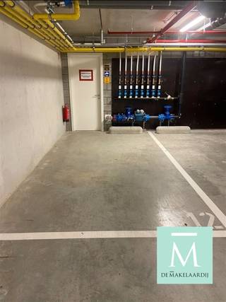 <p><span>Ondergrondse autostaanplaatsen te huur nabij het centrum van Elzestraat, Sint-Katelijne-Waver</span></p><p><span>In een recent appartementsgebouw nabij het centrum van de dorpskern Elzestraat vind je deze ondergrondse autostaanplaatsen met nummer 8,11 en 12  te huur aan € 85 per staanplaats per maand.</span></p><p><span>De staanplaatsen zijn toegankelijk via een autolift. </span></p><p><span>Interesse? Bel of mail ons voor meer informatie of een bezoek! (info@demakelaardij.be of 015/20.20.82)</span><span> </span></p><p><span> </span></p>