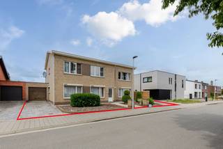 2 Identieke appartementen met 3 slpk en garages.<br /><br />Ruimte, rendement en potentieel. <br />Dit gebouw met twee identieke appartementen, elk voorzien van drie slaapkamers, een garage en een ruim terras, vormt een uitstekende investeringsopportuniteit in Geel-Ten Aard.<br />Het bovenste appartement is momenteel verhuurd, waardoor u meteen kunt rekenen op een bestaande huuropbrengst. Hoewel een opfrissing aangewezen is, vormt dit een uitstekende kans om de waarde van het gebouw verder te optimaliseren.<br /><br />INDELING <br />Gelijkvloers <br />Inkomhal. <br />Woonkamer met toegang naar keuken<br />Voorraad- en aparte wasberging<br />Terras<br />3 slaapkamers<br />Badkamer met bad/douche combinatie, wastafel<br />Apart toilet<br /><br />EERSTE VERDIEPING <br />Te bereiken via een aparte ingang maar voor de rest identiek aan het gelijkvloers appartement.<br /><br />BUITEN<br />Ruime tuin en waar elke appartement een afgesloten garage heeft.<br />Een extra opslagruimte of werkhuis van ca. ±75m²- 380V aanwezig.<br /><br />BIJZONDERHEDEN:<br />2 identieke appartementen met elke een eigenhuisnummer.<br />Elke appartement heeft zijn eigen nutsvoorziening en recent vernieuwde gasketels.<br />Bovenste appartement is verhuurd.<br />Gelijkvloers EPC D – eerste verdieping EPC C<br />Opfriswerken nodig.<br />Worden NIET apart verkocht.<br /><br />POSITIEVE ASPECTEN<br />Goede, rustige ligging in Geel Ten Aard.<br />Ruime appartementen.<br />Onmiddellijk beschikbaar.