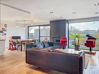 Instapklare halfopen bebouwing op een centrale locatie, bestaande uit een inkomhal met gastentoilet, een ruime en lichtrijke leefruimte met eet-...