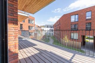 <strong>Ligging - omgeving:</strong><br /><br />Aan het St Pietersstation in de Raketstraat – Meersstraat, bevindt zich het project Gandhon, een ontwikkeling van Fenixco en NOAN Real Estate.<br />Gandhon bestaat uit 63 wooneenheden, verdeeld over 9 gebouwen . Alle gebouwen zijn rond een ruime privatieve tuin ingepland, alle entiteiten genieten hierdoor van optimale lichtinval en zicht op groen. Er zijn voldoende fietsenstallingen en parkeerplaatsen. <br />Gandhon wordt opgetrokken in duurzame materialen. Het architecturale ontwerp getuigt van eigentijdse vormgeving.<br /><br /><strong>Apparement 9B</strong> is een ruime duplex in het binnengebied, weg van de straat en met zicht op de tuin. Via de inkom hebt u toegang tot de leefruimte met open keuken. De hoge plafonds springen onmiddellijk in het oog. De keuken is volledig geïnstalleerd. Naast de keuken is er een zeer grote bergruimte, met aansluiting voor was- en droogkast. <br />Verder is er een slaapkamer en een gastentoilet. Via de trap komt u op het eerste verdiep. Er zijn 2 ruime slaapkamers, een badkamer en een douchekamer. Er is een bureauhoek met de nodige aanslutingen en een berging.<br />Het appartement heeft 2 ruime terrassen en is instapklaar. Vloerverwarming, warmtepomp, parketvloeren, ventilatie type D en de hoge plafonds zorgen voor een idelaal wooncomfort.<br /><br />Het appartement is opgeleverd en onmiddellijk beschikbaar.<br /><br />Contacteer Anthony voor meer informatie 0488 14 62 77.