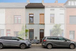 Deze gezinswoning (138 m²) bevindt zich in een levendige buurt vlakbij verschillende parken, cafeetjes en andere leuke spots. Het historische centrum van Gent ligt op slechts vijf minuten fietsen. Ook met de wagen en het openbaar vervoer is het huis vlot bereikbaar.Hoewel het huis wat opfrissingen vraagt en gebaat zou zijn met een persoonlijke touch, is dit au fond een super leuke woning met een degelijk EPC C label! Ook de elektrische keuring is conform.De badkamer heeft een ligbad en een toilet. Er bevindt zich een aansluiting voor de wasmachine. In het verlengde liggen de living en de eetkamer. De keuken is apart maar grenst aan de eetruime. De eerste twee slaapkamers zijn terug te vinden op de eerste verdieping.De tweede slaapkamers bevinden zich op de tweede verdieping.Momenteel is het huis nog verhuurd. De opzeg werd reeds gegeven en het pand zal vrij zijn op november 2026. Bestuursmaatregelen in het maatregelenregister: nee
