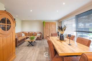 <p><span>Découvrez cette maison chaleureuse et prête à emménager, située au calme dans une impasse tout en bénéficiant d'un réseau routier pratique dans toutes les directions. L'agréable espace de vie s'ouvre harmonieusement sur la terrasse ensoleillée et le jardin, idéaux pour profiter du calme en toute tranquillité. Sur le plan pratique également, cette maison a beaucoup à offrir grâce à son garage, son abri de jardin et ses deux places de stationnement supplémentaires. Un foyer idéal pour ceux qui souhaitent vivre confortablement et sans souci dans un endroit calme. </span><span>Prenez vite rendez-vous et venez découvrir par vous-même les atouts de cette maison !</span><span> </span></p>