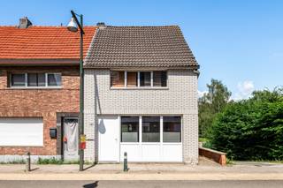 Zeer centraal gelegen woning aan de Boomsestraat, een verbindingsstraat tussen Boom en Niel. Dit huis bevindt zich op wandelafstand van enkele winkels (Jumbo) en het openbaar vervoer. De oprit van de A12 Antwerpen-Brussel ligt op slechts 3 min. rijden, ideaal voor woon-werkverkeer. Dit eigendom grenst achteraan aan natuurgebied en het ligt tevens nabij de Rupeldijk, voor natuurliefhebbers een hele fijne ligging!<br /><br />Het bouwjaar van deze woning is 1890, de achterbouw dateert van 1974. Dit pand dient gerenoveerd te worden. De indeling is als volgende: een KELDER met bovengrondse stookolietank; NIV -1: een traphall met aansluiting wasmachine, een CV-ruimte, een eenvoudig ingerichte badkamer en 2 slaapkamers; GLVL: een woonkamer, een ingerichte keuken, een salon, een apart toilet, een traphall en een veranda; 1eV: een nachthall en 2 slaapkamers; verder is er nog een ZOLDER ruimte te betreden met zolderluik. Verder beschikt dit huis over een tuin met uitweg achteraan en een erfdienstbare weg aan de rechter zijkant. Eventueel bestaat de mogelijkheid tot parkeren achteraan in de tuin, mits akkoord van de aanpalende eigenaars. <br /><br />Voor een bezichtiging ter plaatse kan u ons contacteren via 03 459 99 99 of info@leximmo.be!