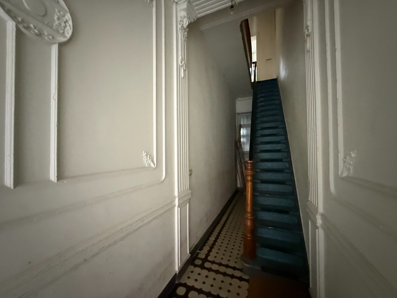 Te renoveren herenwoning met ontzettend veel potentieel en charme. - foto 3