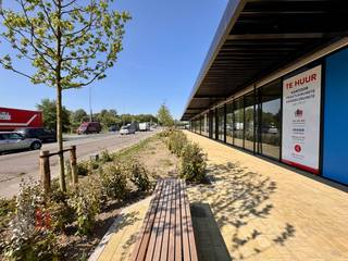 Fenomenaal gelegen nieuwbouw handelspand met een oppervlakte van 343m² (uitbreidbaar tot 1.302 m²) te huur langs de bedrijvige Ieperse Steenweg,...