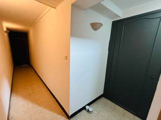 Deze instapklare woning ligt op een toplocatie in het centrum van Menen, op wandelafstand van winkels en het station.Indeling:Gelijkvloers: inkomhal...