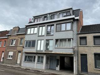 <strong>Verzorgd appartement met 1 slaapkamer, terras en garagebox vlakbij het centrum.</strong><span> Dit goed onderhouden appartement <span>(52m² - bron EPC) is</span> gelegen op de derde verdieping van de residentie <span>"</span><span><span>Ijzerbron"</span> </span>op de Bilzersteenweg 116 te Tongeren. Garagebox inbegrepen aan de achterzijde van het gebouw. Op deze locatie is het centraal wonen met een goede verbinding naar het stadscentrum en belangrijke invalswegen. </span><br /><br /><span>De indeling is als volgt - verdieping 3:</span><br /><span>Open leefruimte met aansluitend de keukenhoek. Kastenwand met spoelbak, kookplaat met dampkap, oven, losstaande koelkast en ontbijttoog. Grote raampartijen waardoor veel lichtinval en toegang tot het terras waar je kan profiteren van de ochtendzon. Recent gerenoveerde badkamer met meubel met enkele lavabo en spiegelkast, toilet, douche en aansluitingen voor het plaatsen van een wasmachine. Ruime slaapkamer gelegen aan de achterzijde van het gebouw. </span><br /><br /><span>Afgesloten garagebox aan de achterzijde van het gebouw - inbegrepen in de prijs. </span><br /><span>Geen lift in het gebouw.<br /><br /></span>Energielabel C - collectieve gasketel met caloriemeters.<br />De elektriciteitskeuring is conform de strenge wetgeving.<br />Asbestattestveilig (3 asbestmaterialen zorgvuldig te beheren - enkel dorpels)<br /><br /><span><span><span>Het appartement is momenteel verhuurd waardoor het uitermate geschikt is als opbrengsteigendom</span>.</span></span><br /><br /><span>Op zoek naar een ideaal investeringspand of een mooi appartement om zelf te wonen? Neem dan vandaag nog contact op voor een bezichtiging.</span><br /><br /><span>Wij </span><strong>ontzorgen</strong><span> je ook voor de </span><strong>verkoop van je huidige woning</strong><span>! Voor meer uitleg helpen we je graag verder.</span>