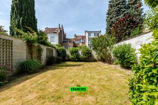 UNDER CONTRACT - Op een steenworp afstand van het Collège Saint-Michel ligt dit comfortabele tuinhuis uit 1938 met een oppervlakte van circa 462...