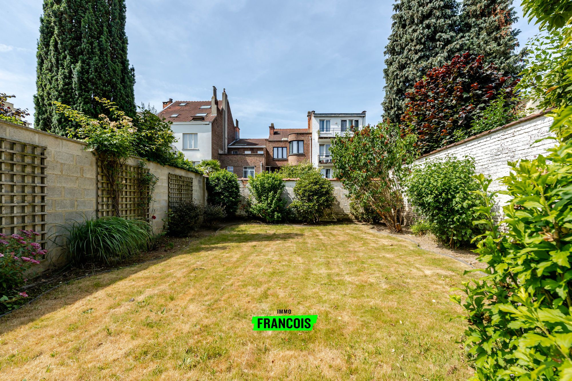 Comfortabele karakterwoning met zonnige tuin in Etterbeek - foto 1
