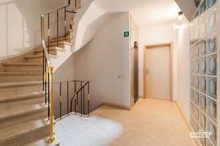 In het centrum van Oudenaarde, met winkels, horeca en tal van dagelijkse voorzieningen binnen handbereik, bevindt zich dit ruime appartement in Residentie Tacambaro. Dankzij de centrale ligging, twee slaapkamers en het feit dat het appartement momenteel verhuurd is, vormt deze eigendom zowel voor eigen bewoning als voor investeerders een interessante opportuniteit.<br /><br />Via de inkomhal met afzonderlijk gastentoilet bereikt u de aangename leefruimte. Aansluitend bevindt zich de keuken. Verder beschikt het appartement over twee volwaardige slaapkamers en een badkamer uitgerust met ligbad, wastafel en toilet. Een private kelderberging zorgt voor bijkomende opslagruimte. Bovendien is er een lift aanwezig in het gebouw, wat het dagelijkse wooncomfort verhoogt. Er zijn ook airco-units aanwezig, een mooie extra troef die tijdens de warmere maanden voor bijkomend comfort zorgt.<br /><br />Het appartement is momenteel verhuurd aan €745 per maand, waardoor een investeerder meteen over bestaande huurinkomsten beschikt.<br /><br />Een bijkomende troef is de mogelijkheid om een private garage aan te kopen voor €30.000. Zeker in het centrum van Oudenaarde vormt dit een interessante meerwaarde. De aankoop van de garage is optioneel en niet inbegrepen in de verkoopprijs van het appartement.<br /><br />Bent u op zoek naar een centraal gelegen appartement dat u op termijn naar eigen smaak kunt moderniseren, of naar een vastgoedinvestering met bestaande huurder? Dan is dit appartement in Residentie Tacambaro zeker het ontdekken waard.<br /><br />Interesse? Vraag uw bezoek aan via Ruben: 0479603694.<br /><br />Denk je eraan om je appartement of woning in Oudenaarde of omgeving te verkopen? Neem vrijblijvend contact op met Ruben van Immo Francois in Oudenaarde voor een gratis waardebepaling via ruben@immofrancois.be.<br /><br />