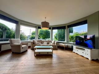 Deze ruime en zeer lichtrijke woning combineert comfort, een praktische indeling en een rustige ligging met uitstekende bereikbaarheid.Op korte...