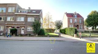 Ideaal gelegen bouwgrond voor het bouwen van een zeer ruime half open bebouwing van 7m breed met west-geörienteerde tuin.2 tot 3 parkeerplaatsen...