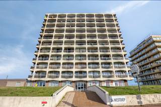 Deze volledig gerenoveerde studio combineert modern comfort met een uitstekende ligging op slechts 100 meter van het strand.<br /><br />De studio beschikt over een inkomhal met praktische, inklapbare stapelbedden, een aangename leefruimte met toegang tot het zongerichte terras en een volledig vernieuwde, open ingerichte keuken. De moderne badkamer is uitgerust met een inloopdouche, lavabomeubel en hangtoilet.<br /><br /><strong>Troeven</strong>
<ul>
<li>Volledig gerenoveerd en vernieuwd</li>
<li>Zongericht terras</li>
<li>Op slechts 100 meter van het strand</li>
<li>Elektriciteit conform</li>
</ul>
<strong>Werken in de gemene delen</strong><br />Het zwembad werd volledig gerenoveerd. De vernieuwing van de liften staat gepland; de kosten hiervan zijn volledig ten laste van de verkopers.<br /><br />Op zoek naar een instapklare studio aan zee, als tweede verblijf of interessante investering? Dan is deze studio zeker een bezoek waard!