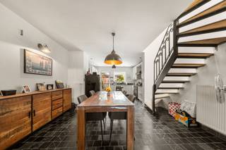 <p>Op een centrale ligging, vlak bij winkels, scholen, openbaar vervoer en het stadscentrum, bevindt zich deze ruime gezinswoning met heel wat potentieel. Sinds 2013 onderging de woning een grondige renovatie waarbij onder meer de elektriciteit en leidingen werden vernieuwd. Enkele ruimtes bevinden zich vandaag nog in afwerkingsfase, waardoor u de woning verder naar eigen smaak kunt afwerken.<br /><br />De woning is als volgt ingedeeld: 1e verdiep - inkomhal met gastentoilet, een lichtrijke leefruimte met eetplaats, een vernieuwde en volledig geïnstalleerde keuken, een terras en een gezellige stadstuin met buitenberging. 1e v. - nachthal, twee ruime slaapkamers, een afzonderlijk toilet en een vernieuwde badkamer met ligbad, douche en dubbele lavabo. 2e v. - nachthal, derde slaapkamer of bureauruimte, een technische ruimte en een ruime vierde slaapkamer.<br />De woning omvat een inkomhal met gastentoilet, een lichtrijke leefruimte met eetplaats, een vernieuwde en volledig geïnstalleerde keuken, een terras en een gezellige stadstuin met buitenberging.<br />Op de eerste verdieping bevinden zich twee ruime slaapkamers, een afzonderlijk toilet en een vernieuwde badkamer met ligbad, douche en dubbele lavabo. De tweede verdieping biedt plaats aan een derde slaapkamer of bureauruimte, een technische ruimte en een ruime vierde slaapkamer.<br />Een ideale gezinswoning met veel ruimte, een sterke renovatiebasis en een uitstekende ligging, klaar om verder afgewerkt te worden naar uw eigen wensen.<br /><br />Wenst u meer informatie of een bezoek ter plaatse? Neem dan contact op met Imani: 0478 26 26 36 - imani@panorama.immo<br /><br />Vermelde prijs is een vanaf-prijs. </p>