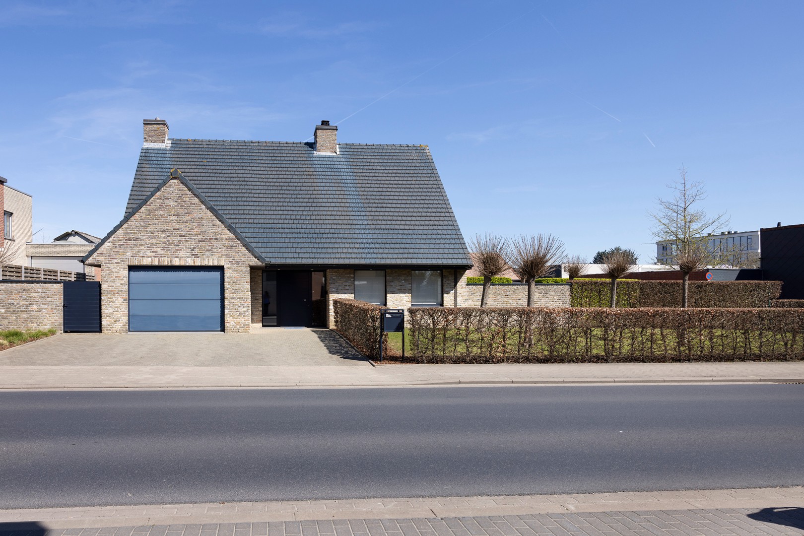 Magazijn van 130 m² met voorliggende villa. - foto 2