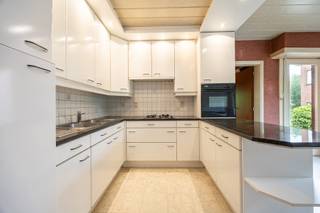 <span>Deze te renoveren woning is centraalgelegen en heeft een praktische indeling: inkomhal, vervolgens de living ingedeeld als zithoek en eetkamer. Aansluitend bevindt zich de ruime keuken met dubbele lavabo, gasvuur, oven, koelkast en een granieten werkblad. Ook in de keuken is er een eethoek aanwezig met uitzicht op de tuin. Verder is hier een badkamer aanwezig met bad en lavabo. Op de eerste verdieping zijn er 2 slaapkamers aanwezig. Verder beschikt de woning over een inpandige garage, een ruime wasplaats en is volledig onderkelderd. Buiten is er een ruime tuin met terras. De oprit biedt plaats aan meerdere wagens. Renovatieplicht van toepassing. Wenst u meer info? Contacteer ons via 03 568 03 03 of lauren@vastgoed03.be</span>