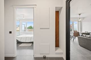 Dit prachtige, instapklare appartement is gelegen in het centrum van Tienen en biedt alle comfort voor een aangenaam verblijf. Het appartement beschikt over een ruim terras waar je heerlijk kunt genieten van de zon. Het appartement is gelegen op de eerste verdieping en is bereikbaar via lift. Het heeft 1 ruime slaapkamer en is volledig gerenoveerd in 2023, waardoor het voorzien is van alle moderne gemakken. Verder beschikt het appartement over een badkamer en een apart toilet die beide ook volledig gerenoveerd zijn en voorzien zijn van alle nodige faciliteiten. De open keuken is uitgerust met moderne apparatuur en biedt voldoende ruimte om heerlijke maaltijden te bereiden. Dit appartement is ideaal voor wie op zoek is naar een comfortabele en goed gelegen woonst in Tienen. Met de gerenoveerde staat en de energiezuinigheid is dit appartement zeker een goede investering voor de toekomst.
