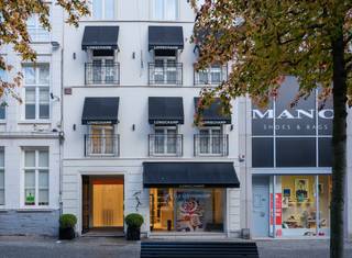 This unique commercial property is located in the bustling center of Aalst, on the lively Nieuwstraat. The Nieuwstraat is one of the most visited shopping streets in the city, so the building enjoys optimal visibility and constant passage - ideal for a wide range of trading activities.The Keizersplein, the Hop Market and the Vredeplein are just a few minutes' walk away, where you will find a wide range of shops, restaurants and parking options. The building is characterised by a stylish, characterful façade that immediately attracts attention. With three fully-fledged floors, this commercial property also offers a wide range of uses — from retail space to office function, or a combination.