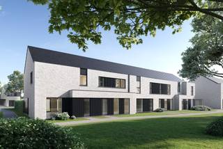 Stijlvol wonen in een <strong>moderne halfopen nieuwbouwwoning.</strong><br />Ontdek deze eigentijdse halfopen woning met een doordachte indeling en kwalitatieve afwerking. Op het gelijkvloers geniet je van een uitnodigende inkomhal, een lichtrijke leefruimte met open keuken – ideaal voor gezellige avonden – een praktische wasplaats én een gastentoilet.<br />Op de verdieping bevinden zich drie comfortabele slaapkamers, waaronder een master bedroom met aparte dressing. De ruime badkamer is uitgerust met zowel een ligbad als een inloopdouche, perfect voor ieders comfort. Extra bergruimte nodig? De zolder is bereikbaar via een zolderluik, maar kan ook voorzien worden van een vaste trap (mits meerprijs).<br />Carport, tuinhuis én omheining zijn inbegrepen in de prijs – zo hoef je je daar alvast geen zorgen meer over te maken.<br />Je kiest zelf de afwerking binnen het voorziene budget, volledig volgens jouw smaak en stijl!<br />Interesse of vragen? Neem vandaag nog contact op met <strong>Ewout</strong> via <strong>0497 588 888</strong> of mail naar <strong>contact@huysmanbouw.be.</strong>