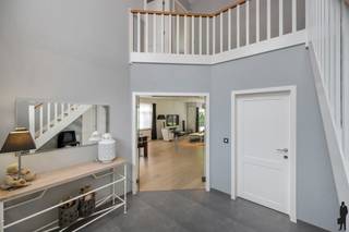 Verrassend ruime instapklare woning op centrale locatie te Brasschaat!Op een centrale ligging in Brasschaat een recente, instapklare gezinswoning...