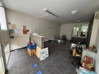 Ce rez-de-chaussée commercial dispose d'un agencement fonctionnel et polyvalent, idéal pour diverses activités professionnelles. L'espace...