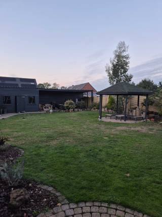 Volledig lichtrijke instapklare woning met grote tuin te koop op 7.44 are. Woning bestaat uit de veranda, bijkeuken, volledig uitgeruste keuken,...