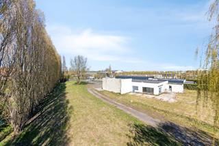 Bouwgrond (6.649,47 m²) in zone voor bedrijvigheid mét bouwvergunning.Het huidige bedrijfsgebouw waarvoor een sloopvergunning werd afgeleverd...