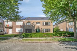 Cette maison familiale étonnamment spacieuse est située à un endroit extrêmement stratégique et recherché à Sint-Andries (Manitobalaan 38). Cette propriété est située sur un terrain spacieux de 735 m² et se distingue par son impressionnante surface habitable de pas moins de 311 m². L'emplacement combine un cadre résidentiel avec une connexion exceptionnellement facile au centre de Bruges, à diverses écoles, aux magasins et aux principales routes d'accès. Une base idéale pour ceux qui recherchent de l'espace, du confort et une maison que vous pouvez toujours personnaliser entièrement à votre goût.<br /><br />La maison vous accueille dans un aménagement fonctionnel où l'espace est l'atout absolu. Au rez-de-chaussée, vous trouverez un garage intérieur pratique avec une allée privée. Grâce aux 311 m² de surface habitable, tous les espaces bénéficient d'agréables volumes. Au total, la propriété compte pas moins de 6 chambres complètes, idéales pour les familles nombreuses ou les travailleurs à domicile. De plus, il y a 2 salles de bain : l'une a déjà été rénovée, la seconde peut encore être entièrement décorée selon vos souhaits.<br /><br />Des questions importantes ont déjà été abordées en matière de durabilité. Par exemple, le toit a été entièrement rénové très récemment et le grenier a été meublé. Une chaudière solaire économe en énergie est également déjà disponible. <br /><br />Remarque : Un nouvel EPC est actuellement en cours de demande. Le score actuel indiqué ne tient pas encore compte de la récente rénovation de la toiture et de l'installation de la chaudière solaire, de sorte que le score réel sera plus favorable.<br /><br />CPE : 207 kWh/m²<br />CPE : <br /><br />Registre des mesures: non