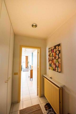In het <span><strong>centrum van Deerlijk bevindt zich dit charmante gelijkvloersappartement in residentie Orchidee</strong></span>.<br />Via de inkomhal komt u terecht in de <span><strong>gezellige en lichtrijke woonkamer</strong></span>, waar de <span><strong>grote raampartijen zorgen voor een aangename lichtinval en een mooi uitzicht</strong></span> bieden op de <span><strong>gemeenschappelijke tuin van de residentie.</strong></span><br />De <span><strong>open keuken</strong></span> sluit naadloos aan op de leefruimte en creëert een open en aangename leefruimte.<br />Verder beschikt het appartement over een apart gastentoilet en <span><strong>1 slaapkamer met aansluitend een badkamer</strong></span>, uitgerust met een ligbad met douchemogelijkheid en een lavabo.<br />In de kelderverdieping is er nog een kelder.<br />Dankzij de <span><strong>centrale ligging</strong></span> bevindt u zich op wandelafstand van winkels, diensten en andere dagelijkse voorzieningen, waardoor u hier geniet van het comfort van wonen in het centrum, gecombineerd in een rustige omgeving. Dit appartement is dan ook een uitstekende keuze voor wie op zoek is naar een starters appartement of een interessante investering.<br />EPC : 348 en UC : 2389528