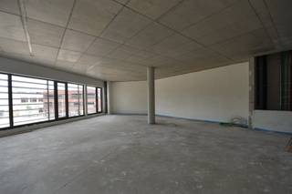 Immo Zone biedt nog 2 casco kantoorruimtes met een prachtig zicht. Residentie Nieuwe Markt is uitermate goed gelegen met zicht op de kerk,...