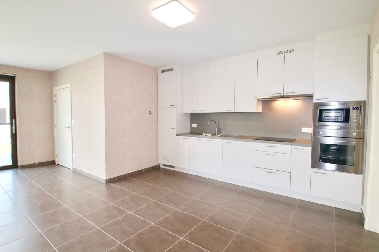 Tijdloos GELIJKVLOERS appartement met 2 slaapkamers te Oosteeklo ! - foto 5