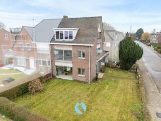 Dit gebouw is heel rustig gelegen in een woonwijk en bestaat uit 2 appartementen en 2 garages.Ideale opportuniteit voor investeerders omwille van...