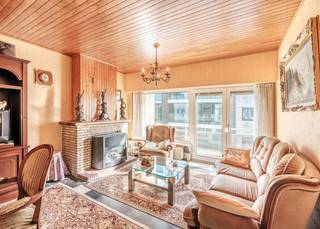 <p>Ruim, te renoveren appartement van 80 m ² te koop op de derde verdieping van residentie Zoetelande gelegen te Franslaan 35, 8620 Nieuwpoort.<br /><br />Genietend van een uiterst centrale ligging in het levendige Nieuwpoort-Bad: vlakbij zee, het commercieel centrum en het openbaar vervoer. Vanop het balkon kan u genieten van een zijdelings zeezicht. Dankzij de royale oppervlaktes en de ruime slaapkamers is dit pand geschikt voor vaste woonst en ruim, tweede verblijf. <br /><br />Het appartement werd als volgt ingedeeld: ruime inkomhal | leefruimte met eetplaats uitgevend op balkon met zijdelings zeezicht | afzonderlijke keuken uitgevend op datzelfde balkon | aanpalende berging | twee volwaardige slaapkamers waarvan één uitgevend op balkon aan de achterzijde | badkamer voorzien van ligbad en lavabo | afzonderlijk toilet. <br /><br />Bent u op zoek naar een ruim appartement met enorm potentieel in hartje Nieuwpoort-Bad? Aarzel dan niet en contacteer ons voor een afspraak ter plaatse!</p>
