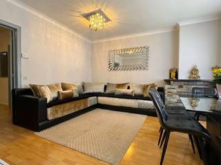 Op te frissen appartement met 2 slaapkamers in centrum Kortrijk te koop! Indeling: ruime inkomhal, lichtrijke leefruimte, keuken, badkamer met...