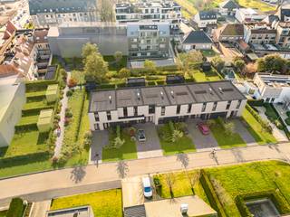 <p>In een rustige, doodlopende straat in het hart van Knesselare bevindt zich De Clessenaer: een kleinschalig nieuwbouwproject van slechts zes moderne woningen. Dit project is ideaal voor wie comfortabel en toekomstgericht wil wonen in een groene, kindvriendelijke omgeving, met alle dagelijkse voorzieningen binnen handbereik.</p><p>De woningen beschikken over drie tot vier volwaardige slaapkamers en een doordachte indeling met open leefruimtes die baden in natuurlijk licht. Elke woning heeft een private tuin en een eigen oprit, wat zorgt voor extra comfort en privacy. De hedendaagse architectuur combineert een tijdloze uitstraling met functioneel wooncomfort.</p><p>Ook op vlak van energiezuinigheid scoort De Clessenaer sterk. De woningen worden uitgerust met moderne technieken zoals zonnepanelen en efficiënte verwarmingsoplossingen, wat resulteert in een laag energieverbruik en een aangenaam binnenklimaat het hele jaar door. Aankoop aan 6% btw is mogelijk onder de geldende voorwaarden.</p><p>Dankzij de centrale ligging zijn Gent en Brugge vlot bereikbaar, terwijl je toch geniet van de rust en charme van het dorpsleven. De Clessenaer is de perfecte keuze voor gezinnen en koppels die op zoek zijn naar kwalitatief nieuwbouwcomfort in een aangename woonomgeving.</p>