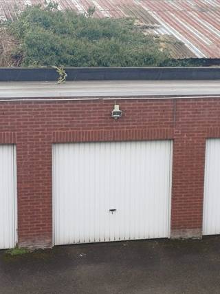 Ruim appartement met zuidgericht terras, inclusief garagebox<br />Op de eerste verdieping van een kleinschalig gebouw (gelijkvloers + 2 verdiepingen) bevindt zich dit aangename appartement van 81 m². Het gebouw beschikt niet over een lift, wat zorgt voor beperkte gemeenschappelijke kosten.<br /><br />Het appartement omvat een lichtrijke leefruimte met open keuken, twee volwaardige slaapkamers, een badkamer met douche en hoekbad, een apart toilet en een praktische berging.<br /><br />Aansluitend aan de leefruimte bevindt zich een ruim zuidgericht terras van 14 m², ideaal om de hele dag van de zon te genieten.<br /><br />Daarnaast is er een private garagebox inbegrepen.<br /><br />Het appartement is rustig gelegen op het einde van een woonwijk, waardoor er zeer weinig verkeer is. Tegelijk bevindt het zich op wandelafstand van het centrum van Hemiksem, met winkels, openbaar vervoer en andere voorzieningen in de buurt.<br />Kenmerken:<br /><br />Bouwjaar: 2001<br />Bewoonbare oppervlakte: 79 m²<br />Zuidgericht terras van 14 m²<br />2 slaapkamers<br />Badkamer met douche en hoekbad<br />Apart toilet<br />Berging<br />Open keuken met leefruimte<br />Recent vernieuwde boiler<br />Garagebox inbegrepen<br />Kleinschalig gebouw (gelijkvloers + 2 verdiepingen, geen lift)<br /><br />Een ideaal appartement voor starters, koppels of als investering.<br /><br />Voor meer informatie of een bezoek, neem gerust contact op.