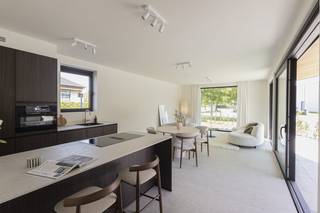 Gelijkvloers appartement (woonopp. 92m²) geniet van 2 slaapkamers en ruime tuin van ca. 74m² te koop op topligging nabij centrum Waregem...