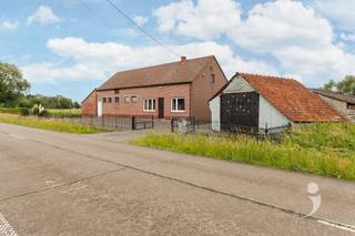 <p><span>Droomt u van wonen in alle rust, omringd door natuur, ruimte en prachtige vergezichten? Dan biedt deze authentieke hoeve in Rijmenam een unieke opportuniteit.</span></p><p><span>Gelegen op een schitterend zuidgericht perceel van maar liefst 68 are, geniet deze eigendom van een unieke ligging met een panoramisch uitzicht over de omliggende weilanden en de Dijle. Een zeldzame combinatie van privacy en ruimte die nog maar zelden op de markt komt.</span></p><p><span>De hoeve beschikt over een authentieke indeling met tal van mogelijkheden voor renovatie. Via de inkom komt u terecht in de leefruimte, die toegang biedt tot twee slaapkamers. Achteraan bevinden zich de keuken en de badkamer. Aan de linkerzijde van de woning bevinden zich de voormalige stallen, die mee deel uitmaken van het karakter van deze eigendom.</span></p><p><span>Een absolute troef is de ruime verdieping onder het dak. Dankzij de aanwezige betonnen vloer biedt deze zolderverdieping een uitstekende basis voor het creëren van extra woonruimte, slaapkamers, een hobbyruimte of een volledig nieuwe invulling naar eigen wens. De mogelijkheden zijn hier bijzonder uitgebreid.</span></p><p><span>Ook de bijgebouwen bieden heel wat potentieel. Deze voormalige stallen kunnen afhankelijk van de plannen van de toekomstige eigenaar, verder worden ingericht of herbestemd.</span></p><p><span>In 2007 werd bovendien de dakstructuur vernieuwd/verstevigd en werden er nieuwe dakpannen geplaatst.</span></p><h3><span>Troeven op een rij:</span></h3><ul><li><span>Authentieke hoeve met veel karakter </span></li><li><span>Zuidgericht perceel van 68a </span></li><li><span>Unieke ligging met uitzicht over weilanden en de Dijle </span></li><li><span>Grote zolderruimte met betonnen vloer </span></li><li><span>Dakstructuur vernieuwd/verstevigd en voorzien van nieuwe dakpannen </span></li><li><span>Verschillende bijgebouwen en voormalige stallen </span></li><li><span>Rustige en groene omgeving met uitstekende bereikbaarheid </span></li></ul><p><span>Deze eigendom is een unieke kans voor wie op zoek is naar een renovatieproject op een uitzonderlijke locatie, waar ruimte, natuur en potentieel samenkomen.</span></p><p><span>Vanafprijs: 365.000 euro. </span></p><p><span>Interesse? </span><span>Neem contact met ons op voor meer informatie of een plaatsbezoek via 016 15 31 15 of info@immolivit.be.</span><span> </span></p><p><span> </span></p><p><span> </span></p><p><span> </span></p>