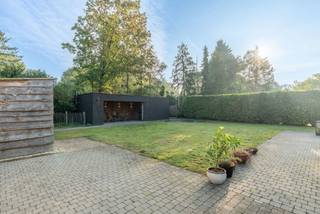 <p>Aan Klein Goorbleek 3 in Poppel vindt u deze sfeervolle recreatieve woning, rustig gelegen in de groene omgeving van Leiheide. De woning staat op een ruim perceel van maar liefst 1.044 m², waardoor er rondom volop ruimte is om te genieten van het buitenleven en de rust. Een fijne plek voor liefhebbers van natuur en ruimte.</p>
<p>De woonkamer verwelkomt u met een gezellige houtkachel, die op koude dagen zorgt voor een warme en huiselijke sfeer. De wenteltrap springt meteen in het oog en geeft het interieur een unieke uitstraling. De houten deuren doorheen de woning zorgen voor een landelijke sfeer en geven het geheel extra charme.</p>
<p>De moderne keuken is volledig uitgerust en biedt alles wat u nodig heeft om culinair aan de slag te gaan. Vanuit de keuken geeft een schuifdeur rechtstreeks toegang tot de tuin, ideaal om tijdens de zomermaanden binnen en buiten naadloos met elkaar te verbinden en optimaal te genieten van het buitenleven.</p>
<p>Gelijkvloers is er tevens een ruime slaapkamer voorzien, wat deze woning extra geschikt maakt voor wie liever niet (of niet altijd) de trap neemt. Dit maakt de woning bijvoorbeeld interessant voor wie ook op latere leeftijd comfortabel en praktisch wil wonen.</p>
<p>Daarnaast beschikt het gelijkvloers over een extra ruimte die naar wens kan worden ingericht als praktische berging of als extra slaapkamer.</p>
<p>Op de verdieping bevinden zich drie comfortabele slaapkamers, stuk voor stuk voorzien van aangename lichtinval en voldoende ruimte. Afhankelijk van uw wensen kunnen deze kamers ingericht worden als slaapvertrek, thuiswerkplek of logeerkamer. Hierdoor is er voldoende flexibiliteit voor verschillende woon- en gezinssituaties, of het nu gaat om een gezin met kinderen, thuiswerkers of mensen die graag logés ontvangen.</p>
<p>De ruime badkamer biedt alle comfort met een douche, ligbad en wastafel. Daarnaast is er een apart toilet aanwezig, wat extra privacy en gemak biedt.</p>
<p>Buiten geniet u van gezellige avonden aan de buitenbar, welke wordt verwarmd door een houtkachel. Ideaal om ook bij koelere temperaturen nog buiten te kunnen vertoeven.</p>
<p>Voor de dierenliefhebbers is er een kippenren aanwezig. Daarnaast zijn er verschillende (hout)hokken en bergingen aanwezig, ideaal voor het opbergen van tuingereedschap, brandhout, fietsen en andere spullen. Zo beschikt u buiten over heel wat praktische bergruimte en blijft alles netjes en overzichtelijk opgeborgen.</p>
<p><strong>Wie houdt van ruimte, groen en een rustige omgeving, vindt hier een plek met alle ingrediënten om er echt thuis te komen.</strong></p>
<p>Deze recreatieve woning combineert de charme van het buitenleven met het comfort van een goed ingerichte, functionele woning. Een zeldzame vondst in deze groene omgeving.</p>
<p>Wilt u het graag zelf ontdekken? Neem dan gerust contact met ons op voor meer informatie of het inplannen van een bezichtiging!</p>