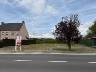 Ben je op zoek naar een bouwgrond nabij het centrum van Wetteren waar je jouw droomwoning kan realiseren? Zoek niet verder. Deze bouwgrond op de Dendermondesteenweg heeft wat jij zoekt. <br /><br />Mogelijkheden/bouwvoorschriften:<br />- 3,5m zijdelingse ruimte<br />- Oprichten van een halfopen bebouwing <br />- Kroonlijsthoogte tussen 6m en 6,3m ten opzichte van de vloerpas<br />- 2 bouwlagen (8m breed op 15m diep op gelijkvloers en 8m breed op 12m diep op de eerste verdieping) + zolder<br />- Bij het gezamenlijk bouwen van twee woningen is het mogelijk om platte daken te voorzien. Zo niet, dan is er een hellingsgraad van 45° vereist.<br /><br />Bijzonderheden:<br />- Onmiddellijk mogelijk om te starten met de bouw<br />- Verkavelingsvergunning en verkoopbaarheidsattest aanwezig<br />- Goede ligging tussen het centrum van Wetteren en het Dorp in Schellebelle<br /><br />Mis deze kans niet en vraag vandaag nog informatie aan via jill.de.deurwaerdere@albert.immo of 0495 69 61 64. <br /><br />Bij Albert kom je thuis