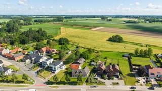 Centraal gelegen in Zwalm, nabij alle belangrijke invalswegen vinden we deze ruime woning met prachtig perceel terug!
Uitgestrekte tuin en landelijk uitzicht op een centrale toplocatie. Dankzij de ruime indeling biedt deze woning heel wat comfort voor gezinnen die op zoek zijn naar een ruime woning met veel binnen- en buitenruimte. EPC D zorgt voor geen renovatieverplichting.
Voor meer informatie? Contacteer ons!!